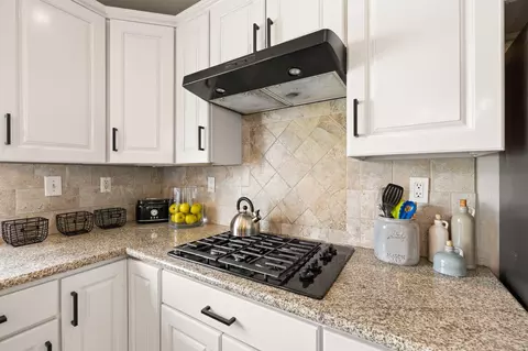 Kitchen - 42639 Devonshire St, Palm Desert, CA 92211 photo 2 of 3