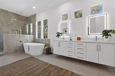 Bath - 81961 Contento St, La Quinta, CA 92253 photo 2 of 5