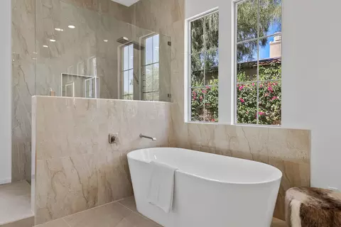 Bath - 81961 Contento St, La Quinta, CA 92253 photo 3 of 5