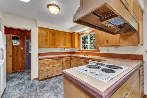 Kitchen - 55175 Daryll Rd, Idyllwild, CA 92549 photo 2 of 5