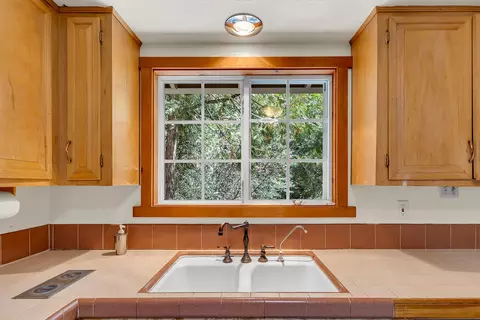Kitchen - 55175 Daryll Rd, Idyllwild, CA 92549 photo 4 of 5