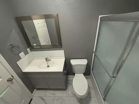Bath - 5050 Bo Peep Ln, Redding, CA 96002 photo 2 of 4