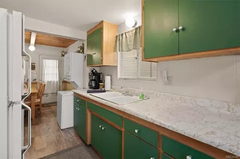 Kitchen - 43050 Sunset Dr, Big Bear Lake, CA 92315 photo 2 of 3
