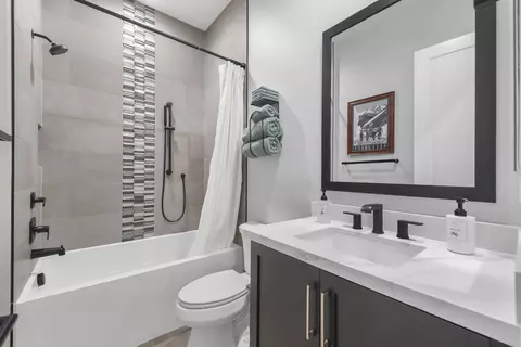Bath - 82430 Round Vly, Indio, CA 92201 photo 3 of 3