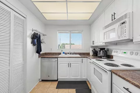 Kitchen - 48970 Cochran Dr, Indio, CA 92201 photo 3 of 5