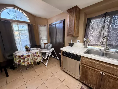 Kitchen - 46461 Mesa Verde Trl, Indio, CA 92201 photo 2 of 2
