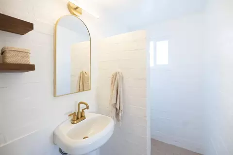Bath - 61887 Grand View Cir, Joshua Tree, CA 92252 photo 2 of 8