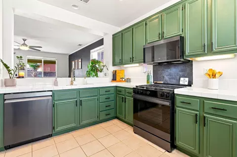Kitchen - 1522 Sutherland St, Lancaster, CA 93534 photo 2 of 4