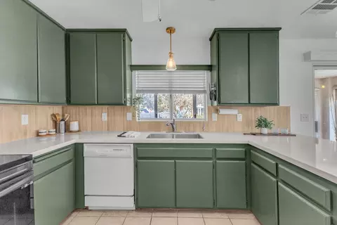 Kitchen - 7815 Sunset Rd, Joshua Tree, CA 92252 photo 4 of 7