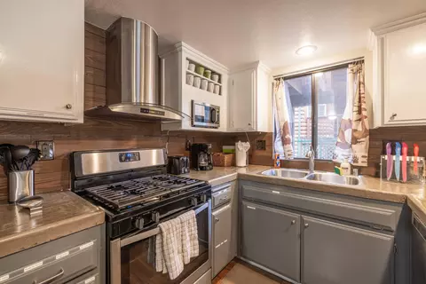 Kitchen - 733 Summit Blvd, Big Bear City, CA 92314 photo 1 of 2