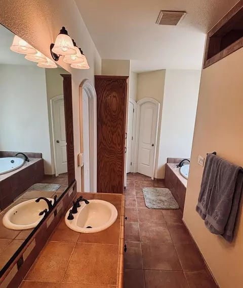 Bath - 2177 Cadjew St, Redding, CA 96003 photo 11 of 16