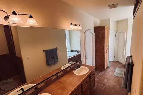 Bath - 2177 Cadjew St, Redding, CA 96003 photo 10 of 16