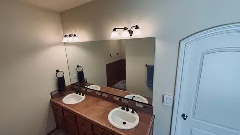 Bath - 2177 Cadjew St, Redding, CA 96003 photo 12 of 16