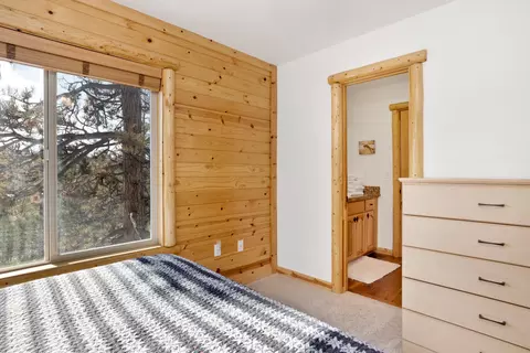 Bedroom - 39737 Flicker Rd, Fawnskin, CA 92333 photo 5 of 9