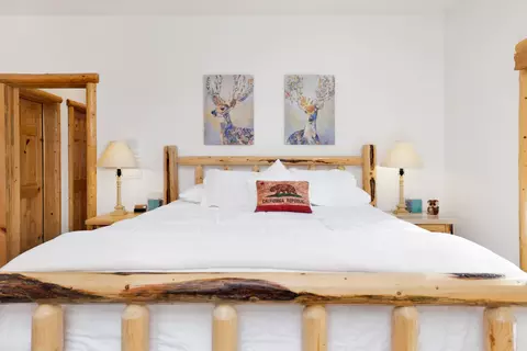 Bedroom - 39737 Flicker Rd, Fawnskin, CA 92333 photo 3 of 9