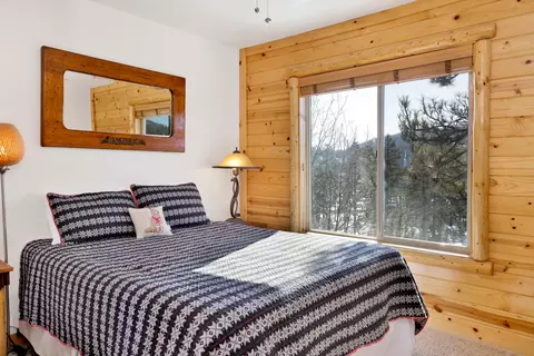 Bedroom - 39737 Flicker Rd, Fawnskin, CA 92333 photo 4 of 9