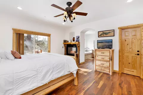 Bedroom - 39737 Flicker Rd, Fawnskin, CA 92333 photo 1 of 9