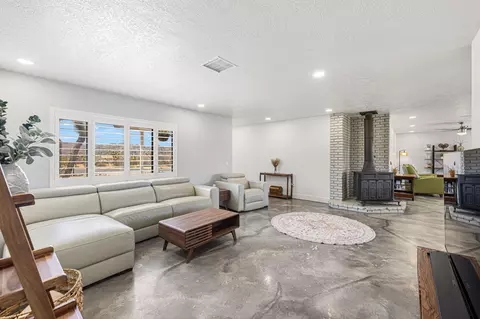 Living - 6829 Palisade Way, Yucca Valley, CA 92284 photo 2 of 7