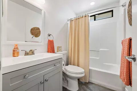 Bath - 6829 Palisade Way, Yucca Valley, CA 92284 photo 1 of 2