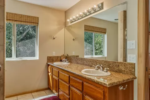 Bath - 55370 Silver Tip Ln, Idyllwild, CA 92549 photo 5 of 6