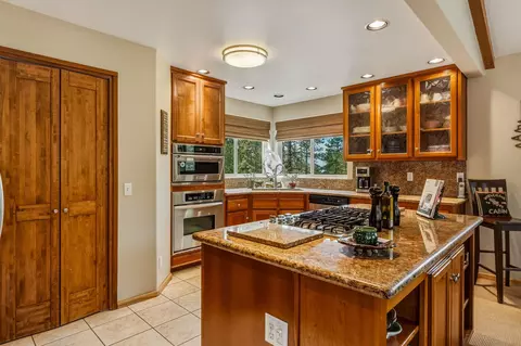 Kitchen - 55370 Silver Tip Ln, Idyllwild, CA 92549 photo 5 of 5