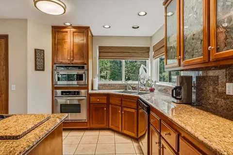 Kitchen - 55370 Silver Tip Ln, Idyllwild, CA 92549 photo 2 of 5