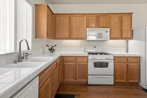 Kitchen - 41367 Farmer Ct, Indio, CA 92203 photo 3 of 4