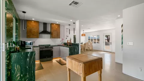 Kitchen - 4999 Sungold Ave, Joshua Tree, CA 92252 photo 10 of 12