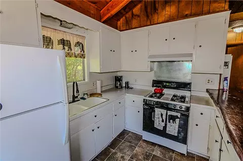 Kitchen - 945 Greenway Dr, Big Bear City, CA 92314 photo 6 of 8