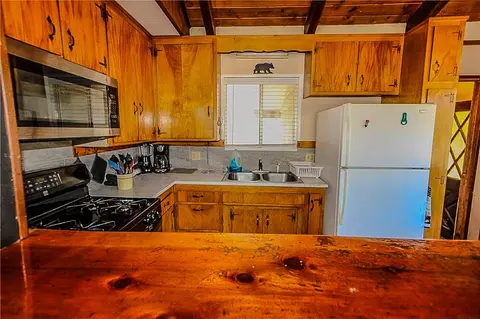 Kitchen - 945 Greenway Dr, Big Bear City, CA 92314 photo 3 of 8
