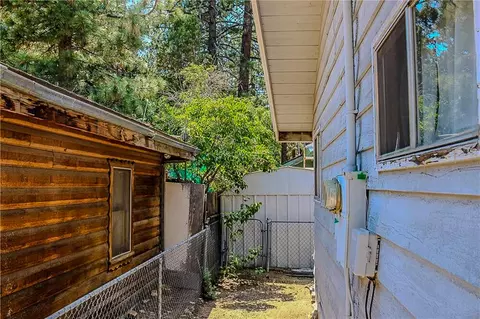 Exterior - 945 Greenway Dr, Big Bear City, CA 92314 photo 4 of 13