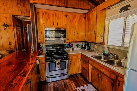 Kitchen - 945 Greenway Dr, Big Bear City, CA 92314 photo 2 of 8