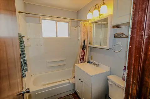 Bath - 945 Greenway Dr, Big Bear City, CA 92314 photo 1 of 2