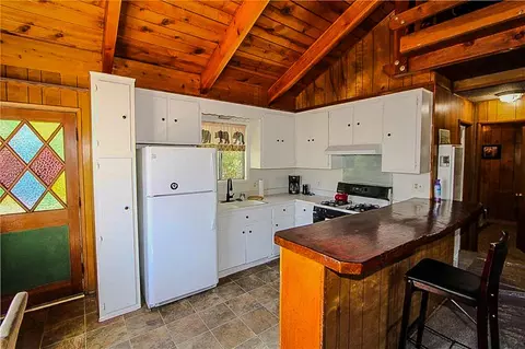 Kitchen - 945 Greenway Dr, Big Bear City, CA 92314 photo 5 of 8