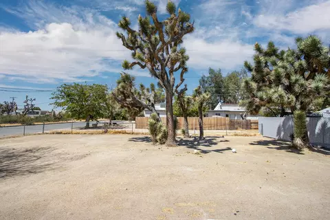 Exterior - 7028 Tamarisk Ave, Yucca Valley, CA 92284 photo 8 of 10