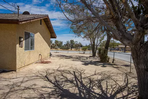 Exterior - 7028 Tamarisk Ave, Yucca Valley, CA 92284 photo 7 of 10
