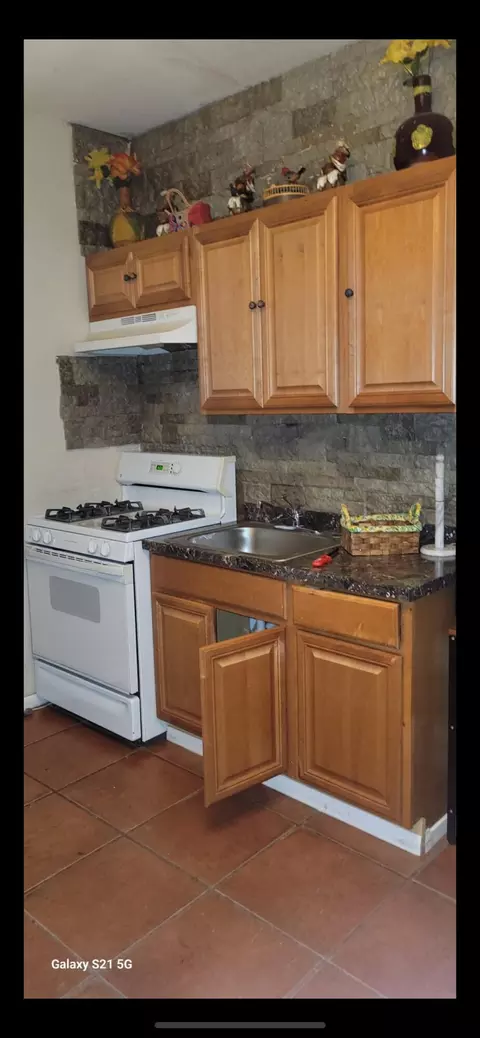 Kitchen - 31478 Robert Rd, Thousand Palms, CA 92276 photo 4 of 5