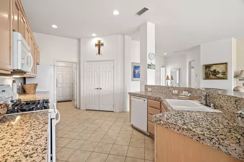 Kitchen - 43370 Saint Andrews Dr, Indio, CA 92201 photo 2 of 5