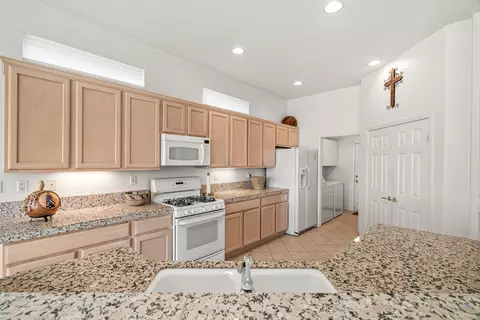Kitchen - 43370 Saint Andrews Dr, Indio, CA 92201 photo 4 of 5
