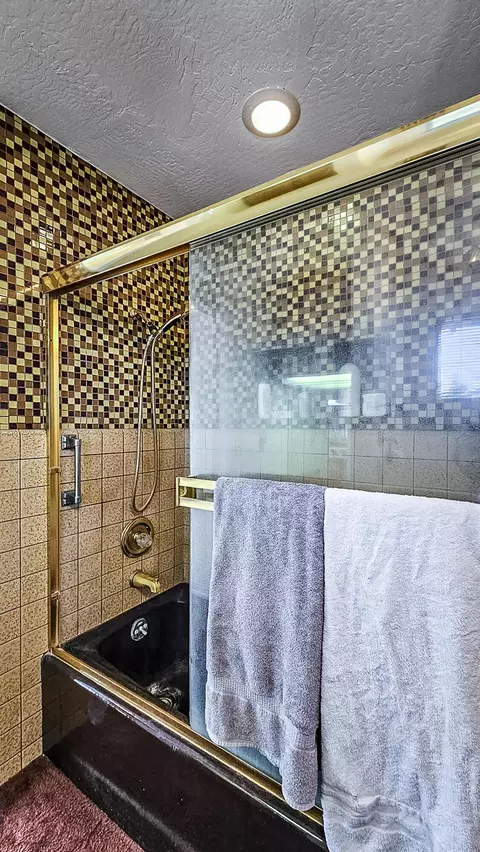 Bath - 8687 Grand Ave, Yucca Valley, CA 92284 photo 2 of 4