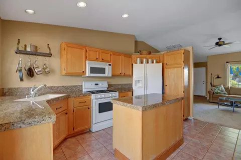 Kitchen - 45583 King Palm Dr, Indio, CA 92201 photo 2 of 2