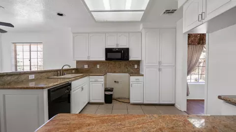 Kitchen - 8582 Frontera Ave, Yucca Valley, CA 92284 photo 4 of 6