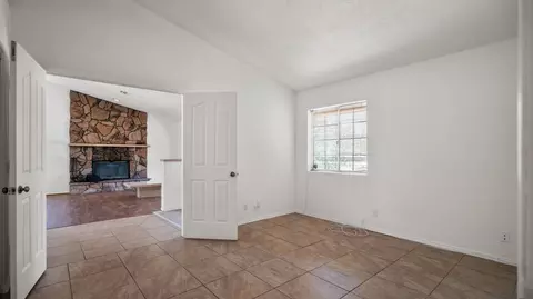 Living - 8582 Frontera Ave, Yucca Valley, CA 92284 photo 4 of 9