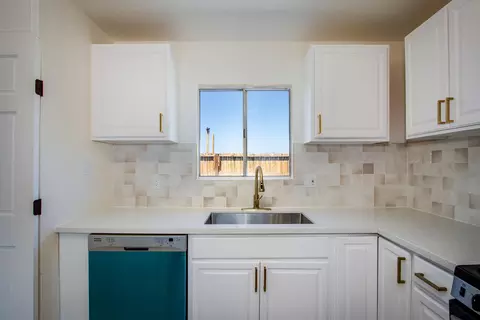 Kitchen - 7382 Olympic Rd, Joshua Tree, CA 92252 photo 2 of 4