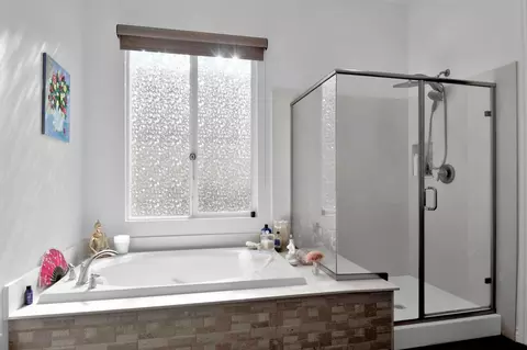 Bath - 85564 Molvena Dr, Indio, CA 92203 photo 3 of 4