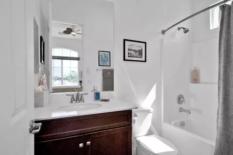 Bath - 85564 Molvena Dr, Indio, CA 92203 photo 4 of 4