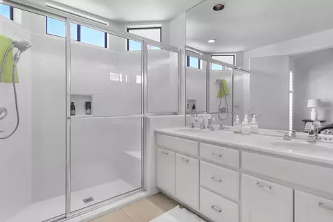 Bath - 55650 Oaktree, La Quinta, CA 92253 photo 3 of 5