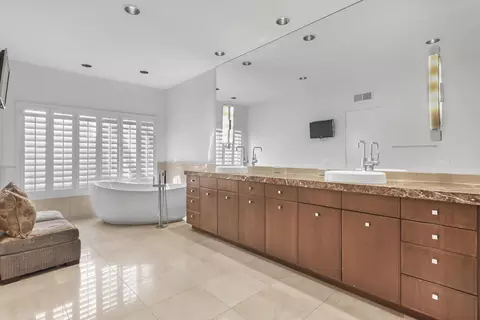 Bath - 55650 Oaktree, La Quinta, CA 92253 photo 4 of 5