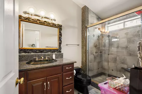 Bath - 82820 Avenue 54, Thermal, CA 92274 photo 9 of 10
