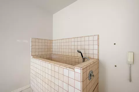 Bath - 82820 Avenue 54, Thermal, CA 92274 photo 6 of 10